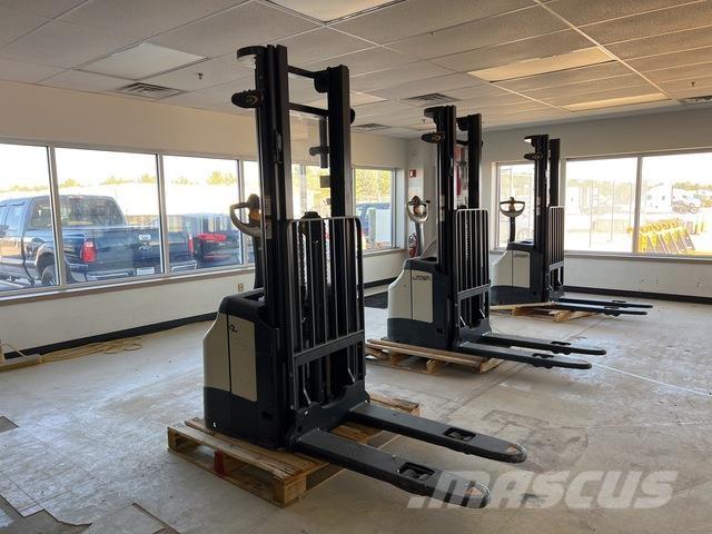 Crown ES 4000 自走式スタッカー