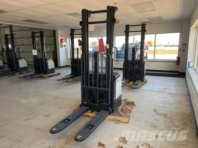 Crown ES 4000 自走式スタッカー