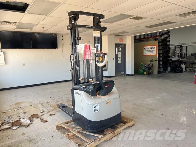 Crown ES 4000 自走式スタッカー