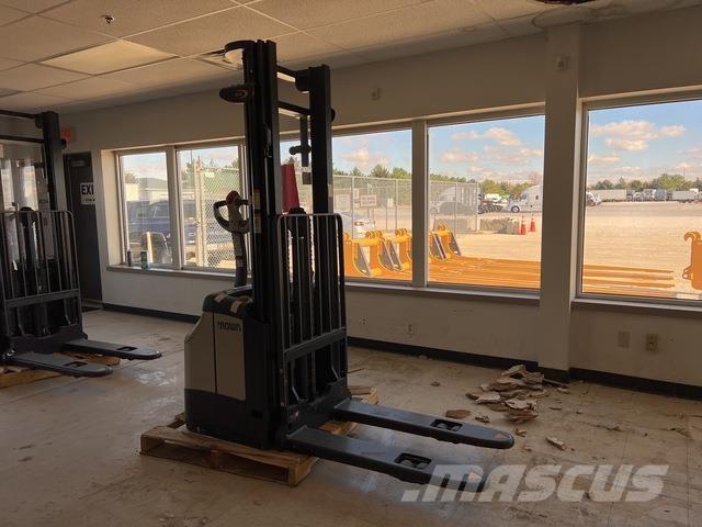 Crown ES 4000 自走式スタッカー