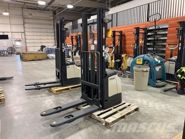 Crown ES 4000 自走式スタッカー