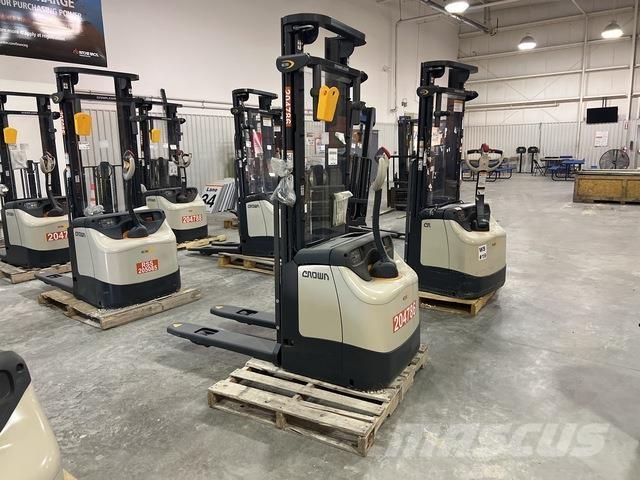 Crown ES 4000 自走式スタッカー