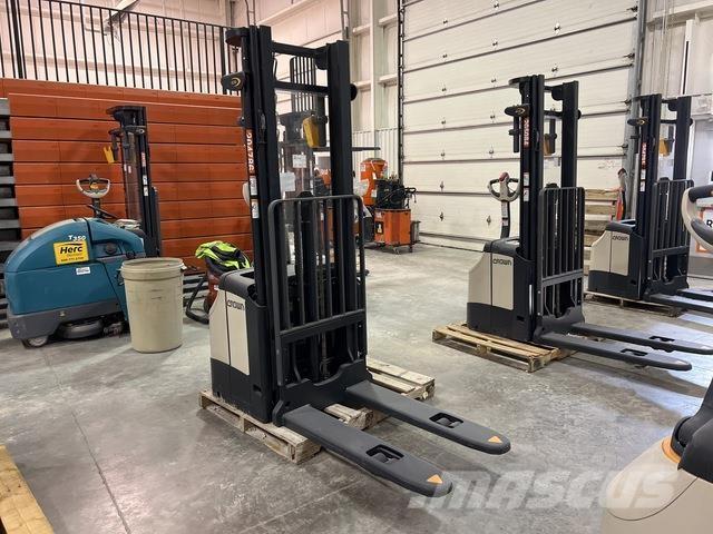 Crown ES 4000 自走式スタッカー