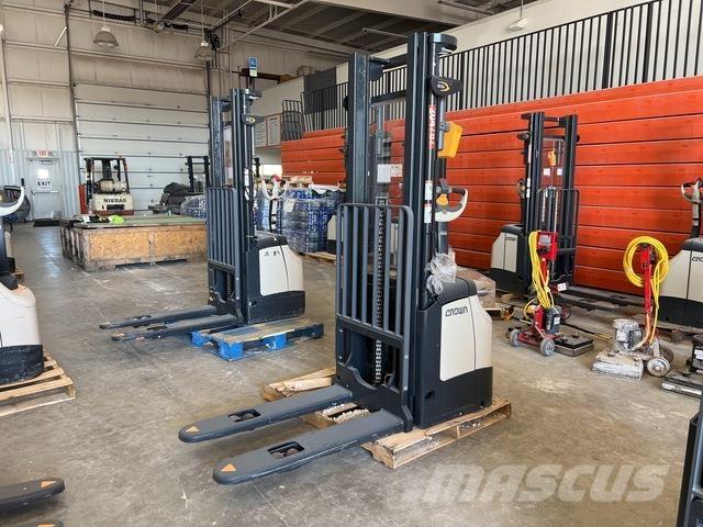 Crown ES 4000 自走式スタッカー