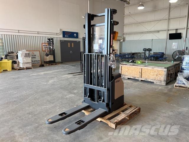 Crown ES 4000 自走式スタッカー