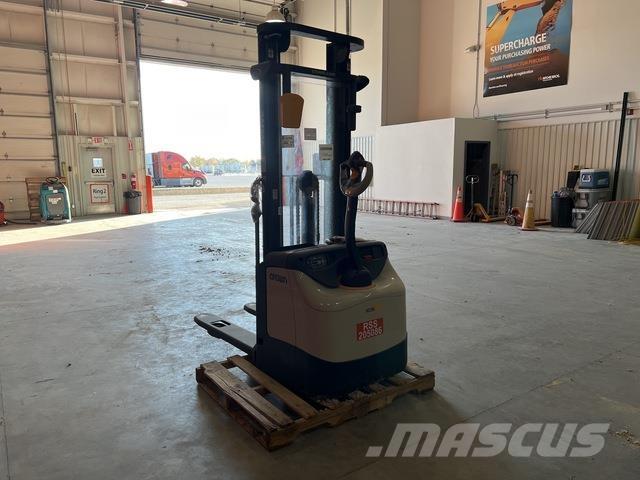 Crown ES 4000 自走式スタッカー