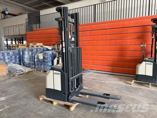 Crown ES 4000 自走式スタッカー