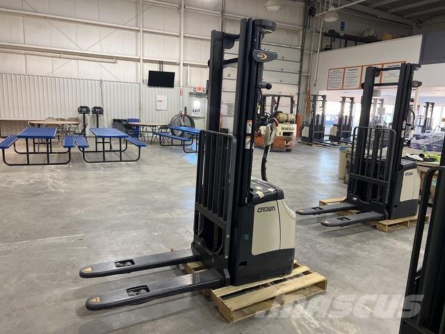 Crown ES 4000 自走式スタッカー