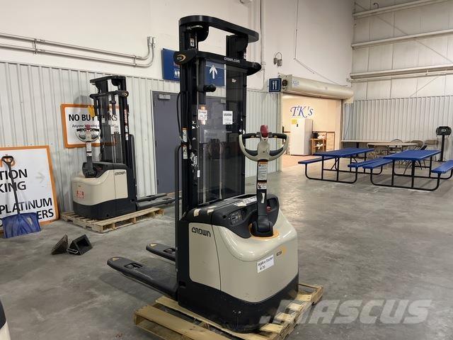 Crown ES 4000 自走式スタッカー