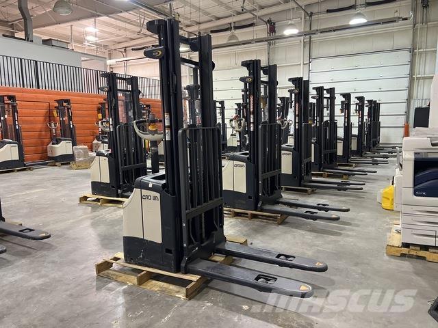 Crown ES 4000 自走式スタッカー