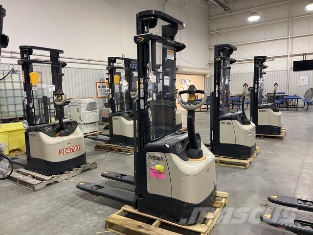 Crown ES 4000 自走式スタッカー