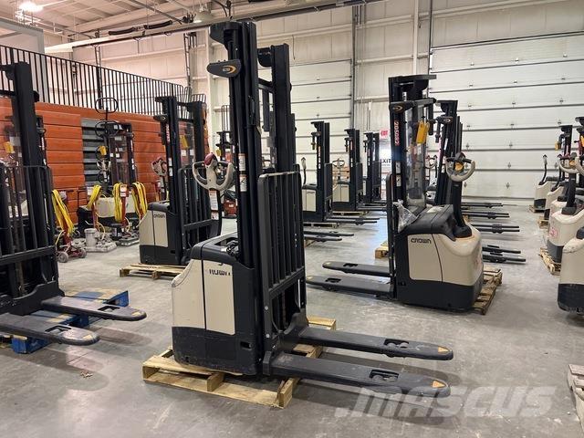 Crown ES 4000 自走式スタッカー