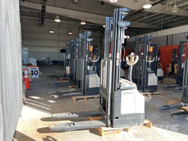 Crown ES 4000 自走式スタッカー