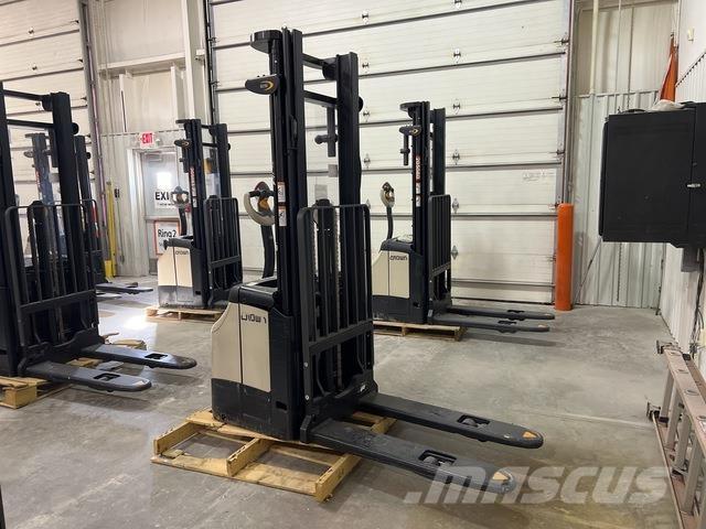 Crown ES 4000 自走式スタッカー