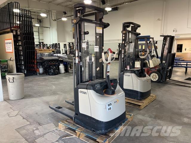 Crown ES 4000 自走式スタッカー