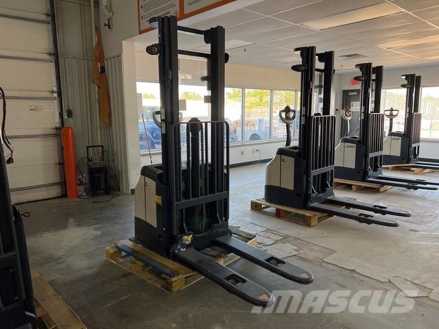 Crown ES 4000 自走式スタッカー