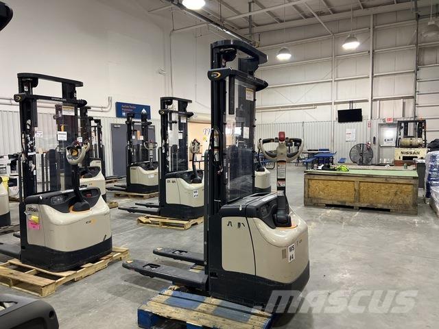 Crown ES 4000 自走式スタッカー