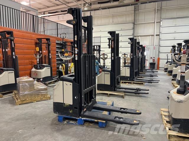 Crown ES 4000 自走式スタッカー