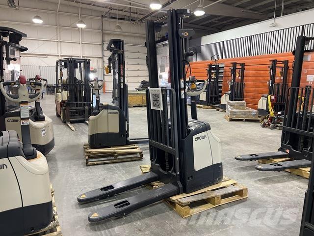 Crown ES 4000 自走式スタッカー