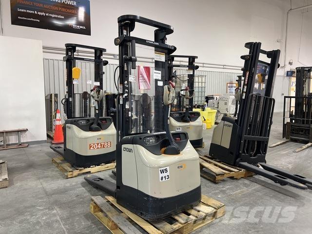 Crown ES 4000 自走式スタッカー