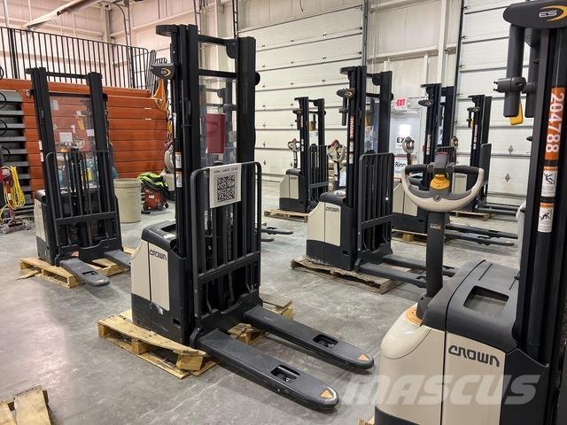 Crown ES 4000 自走式スタッカー