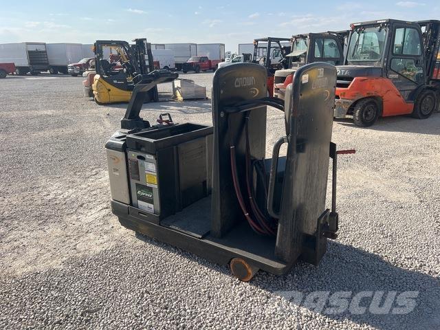 Crown TR4500 トーイングトラック