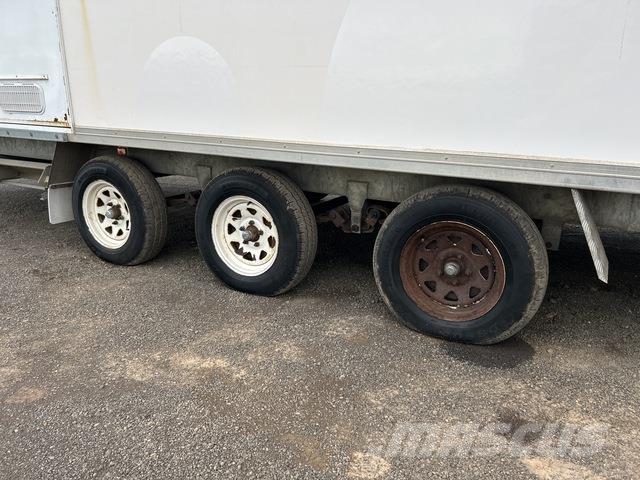  Custom Built 鉄骨建造物