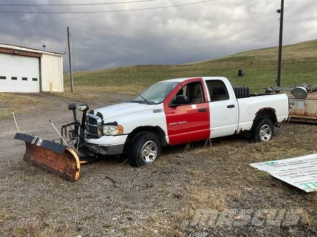 Dodge Ram 1500 スノーブレードとプラウ