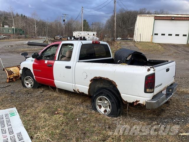 Dodge Ram 1500 スノーブレードとプラウ