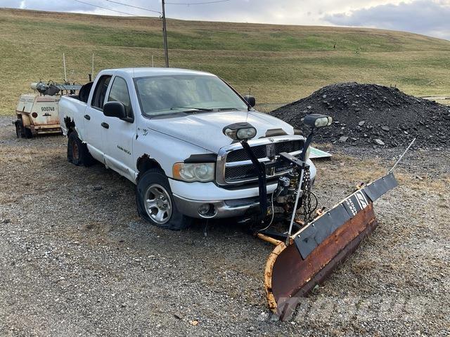 Dodge Ram 1500 スノーブレードとプラウ