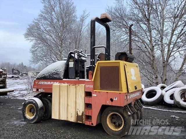 Dynapac CP132 タイヤローラ