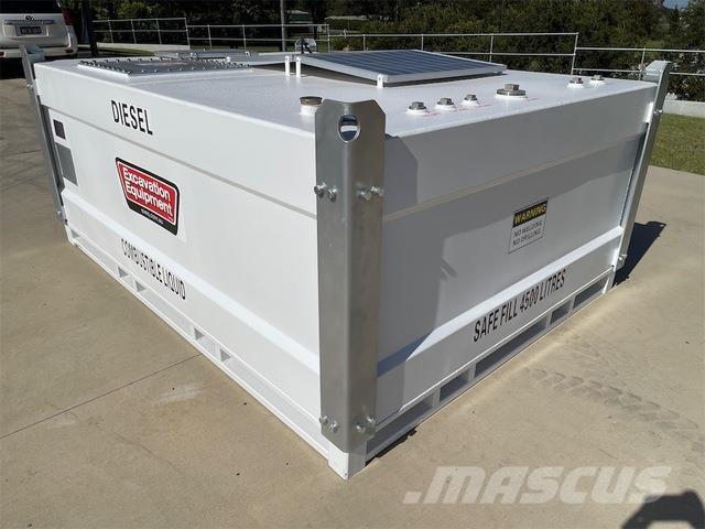  EXEQ 燃料タンクと添加剤用タンク