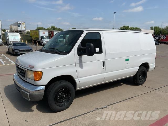 Ford E-150 パネルバン