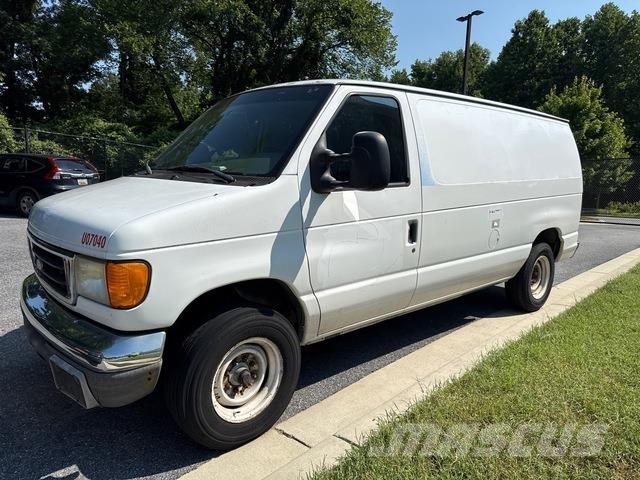 Ford E-150 パネルバン