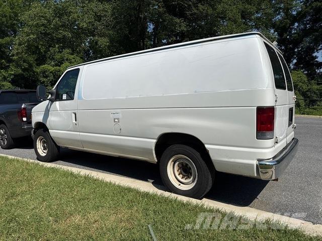 Ford E-150 パネルバン