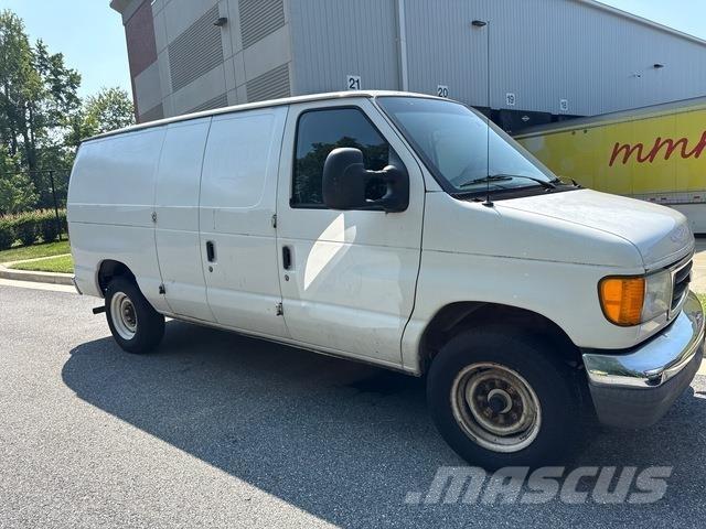 Ford E-150 パネルバン