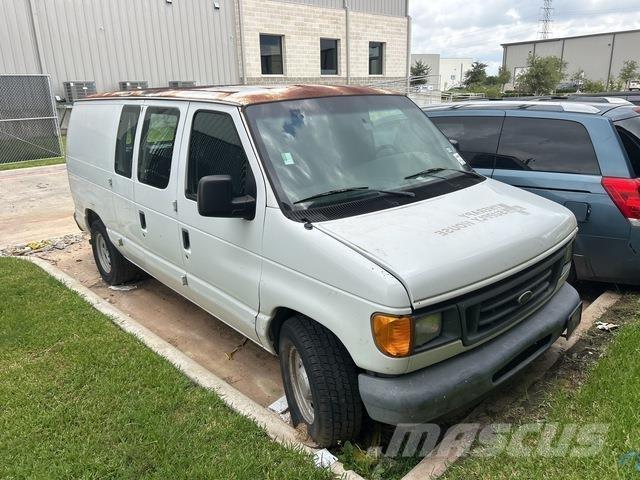 Ford E-150 パネルバン