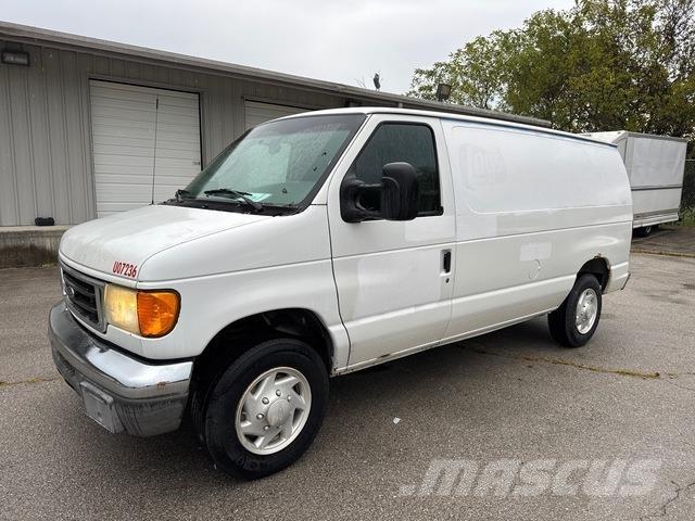 Ford E-150 パネルバン