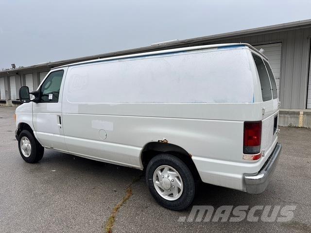 Ford E-150 パネルバン
