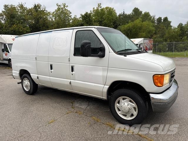 Ford E-150 パネルバン