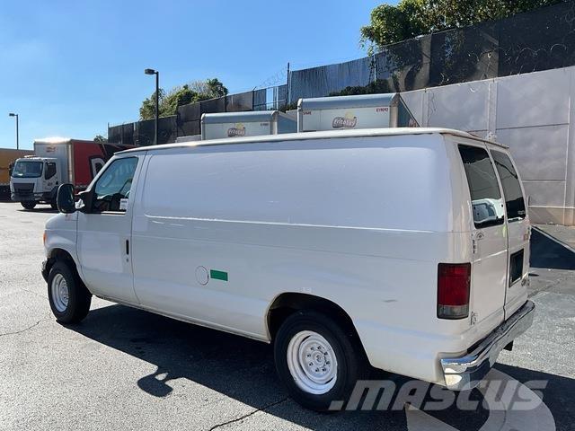 Ford E-150 パネルバン