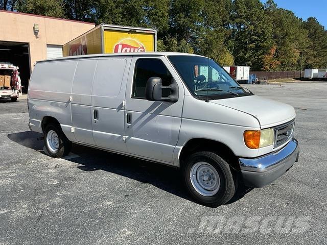 Ford E-150 パネルバン