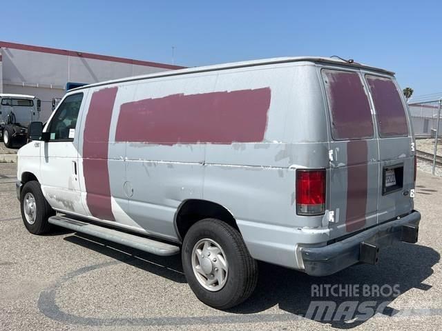 Ford E-250 パネルバン