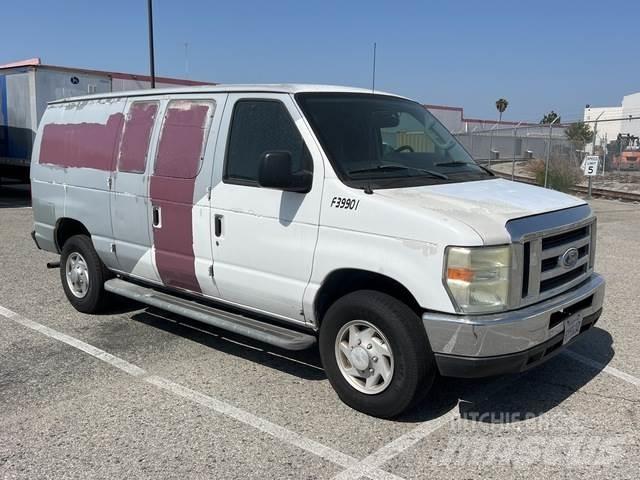 Ford E-250 パネルバン