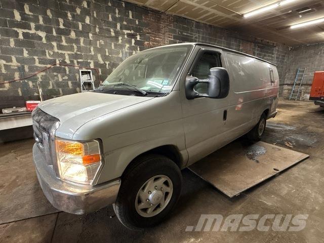 Ford E-250 パネルバン