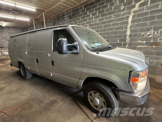 Ford E-250 パネルバン