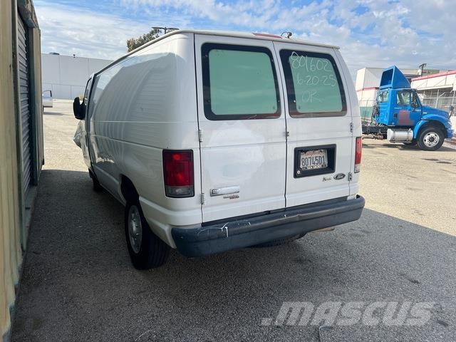 Ford E-250 パネルバン