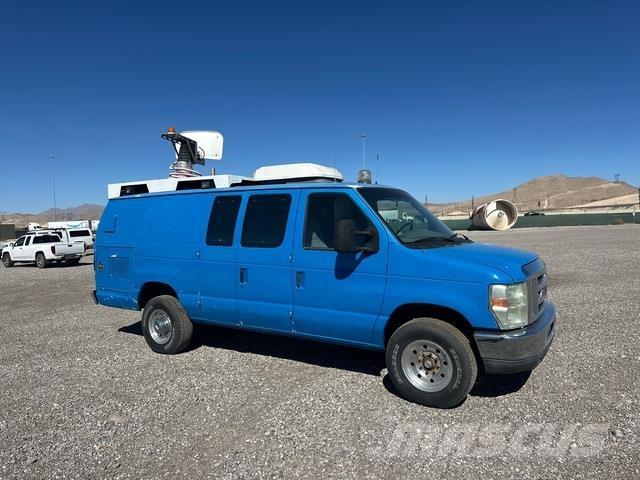 Ford E-350 パネルバン