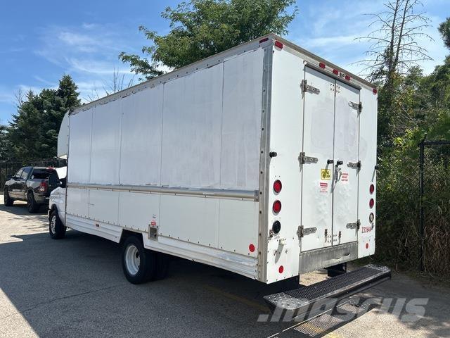 Ford E-350 パネルバン