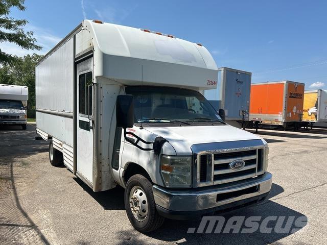 Ford E-350 パネルバン